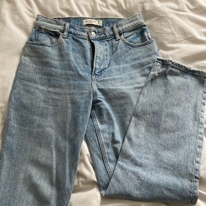 Abercrombie & Fitch The ‘90s Straight Ultra High Rise Curve Love in Light Wash